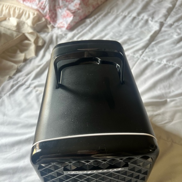 New mini refrigerator by Frigidaire - Picture 5 of 12